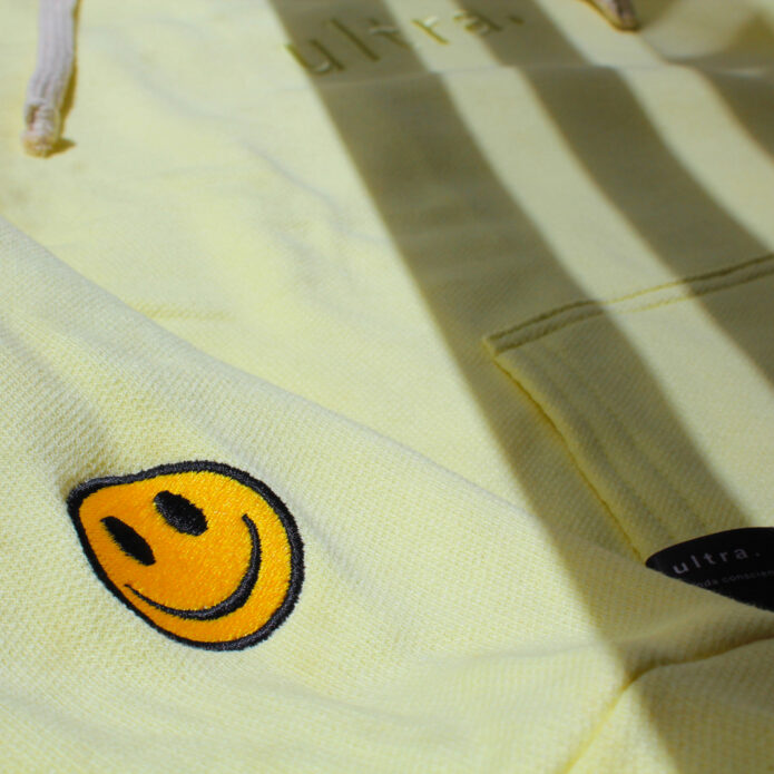 hoodie amarillo 9