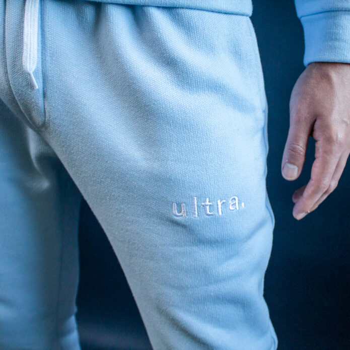 azul cielo jogger detalle mano retocada_ azul cielo jogger detalle mano retocada_